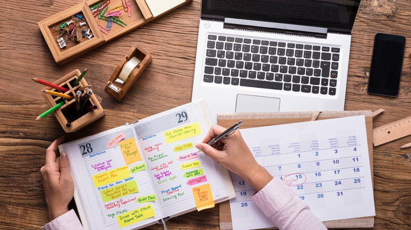 organisation de travail avec agenda pour planifier